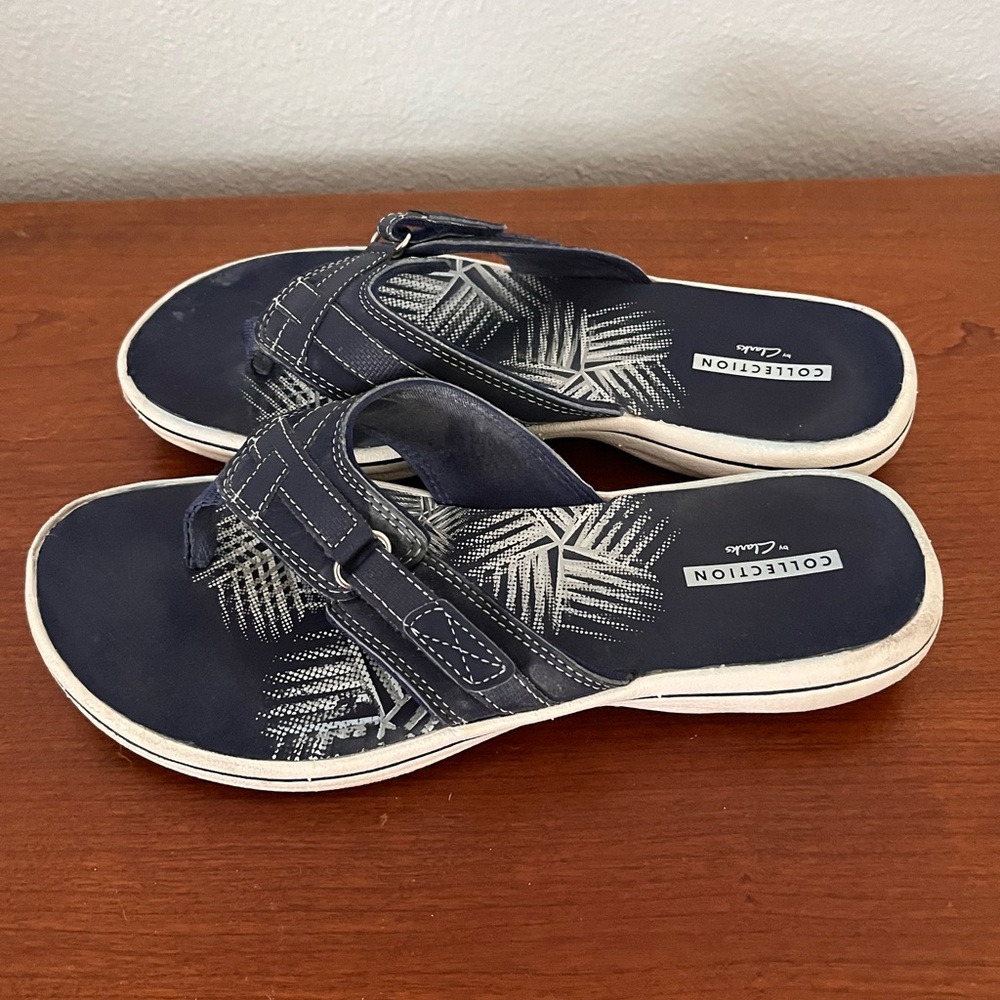 Clarks Brinkley Sea Cloudsteppers flip flops in navy - Picture 2 of 7